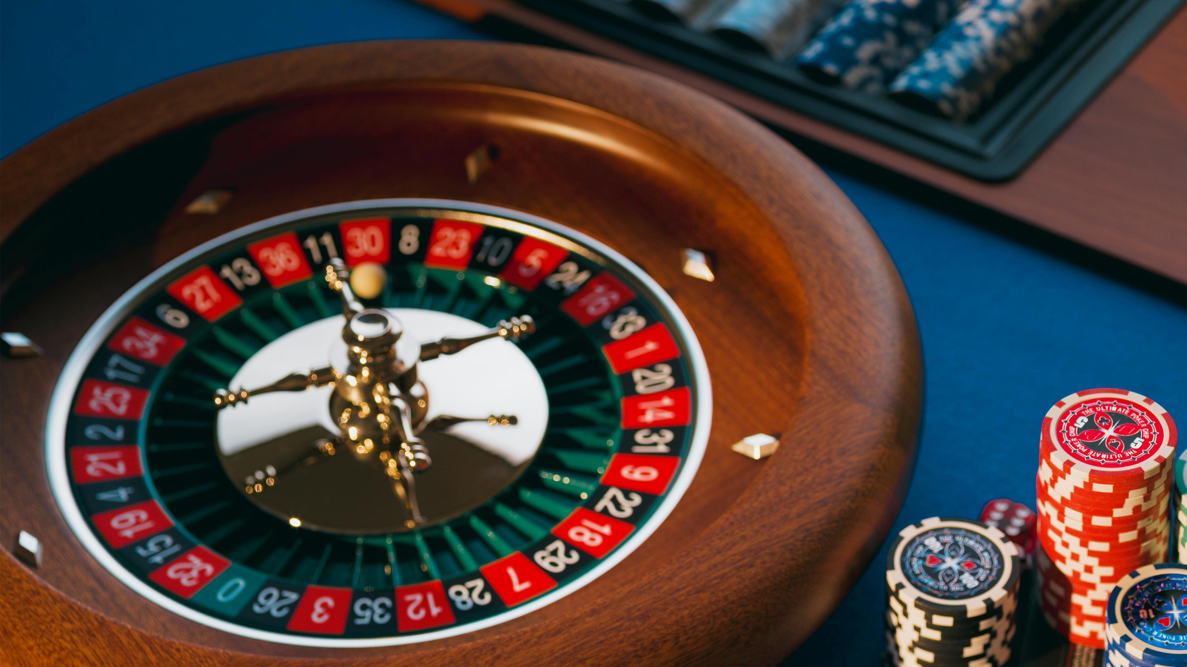 Pemain sedang menempatkan taruhan di meja Blackjack joinmyquiz sebelum dealer membagikan kartu